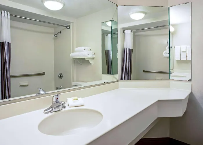 Hotel La Quinta By Wyndham Airport