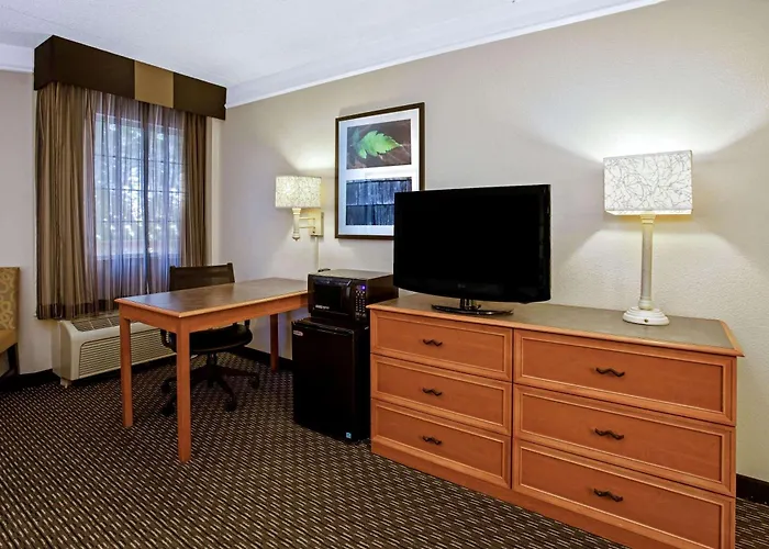 Hotel La Quinta By Wyndham Airport 3*