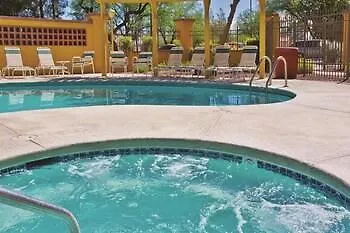 Hotel La Quinta By Wyndham Airport 3*