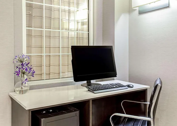 La Quinta By Wyndham Airport Hotel 3*