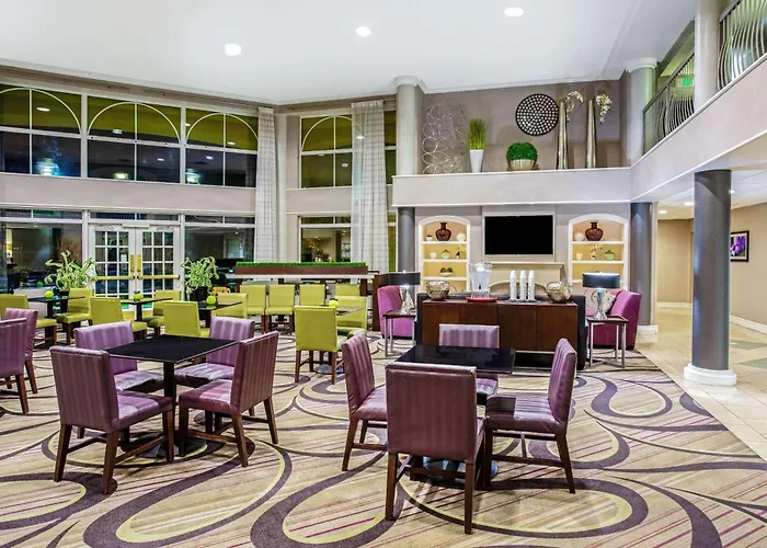 Hotel La Quinta By Wyndham Airport