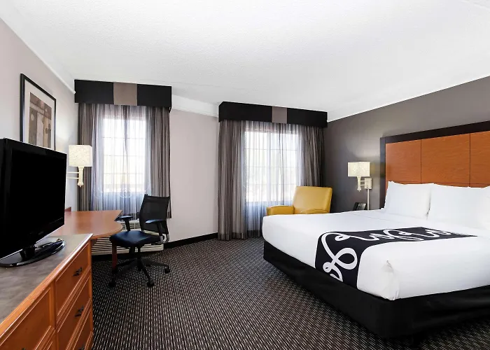 Hotel La Quinta By Wyndham Airport 3*