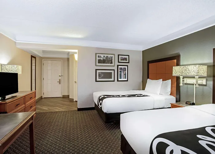 La Quinta By Wyndham Airport Hotel