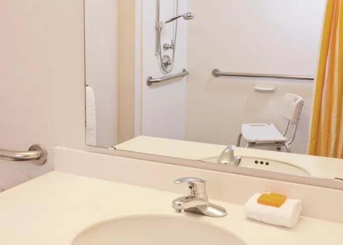 Hotel La Quinta By Wyndham Airport 3*
